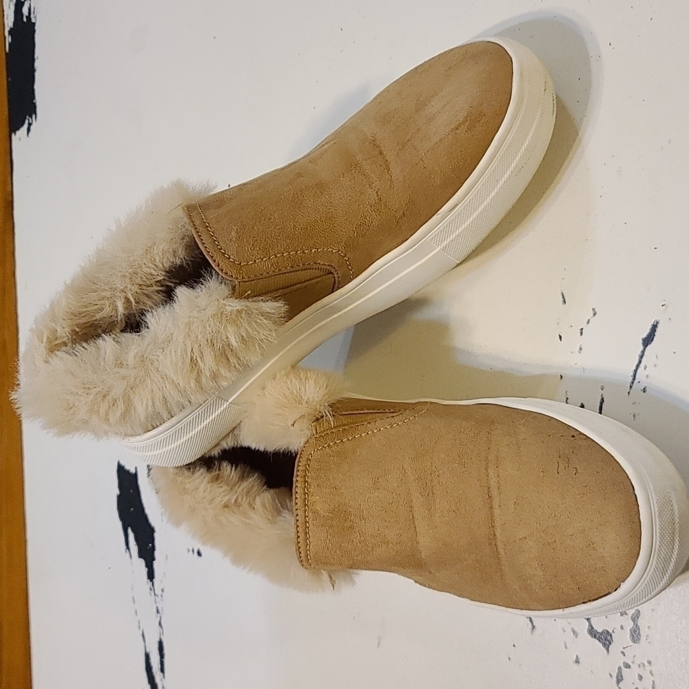 La Sheela Women's Slip-on Shoes Tan Faux Suede W/Cream Faux Fur Size 8 1/2‎ EUC